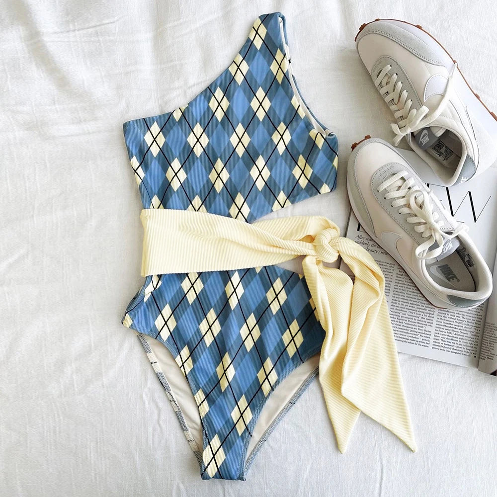 Traje de baño de una pieza con vendaje de un solo hombro | The Sophisticated Shoppers